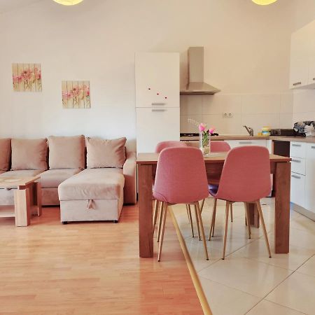 Apartment Nora Near The Beach Pula Extérieur photo