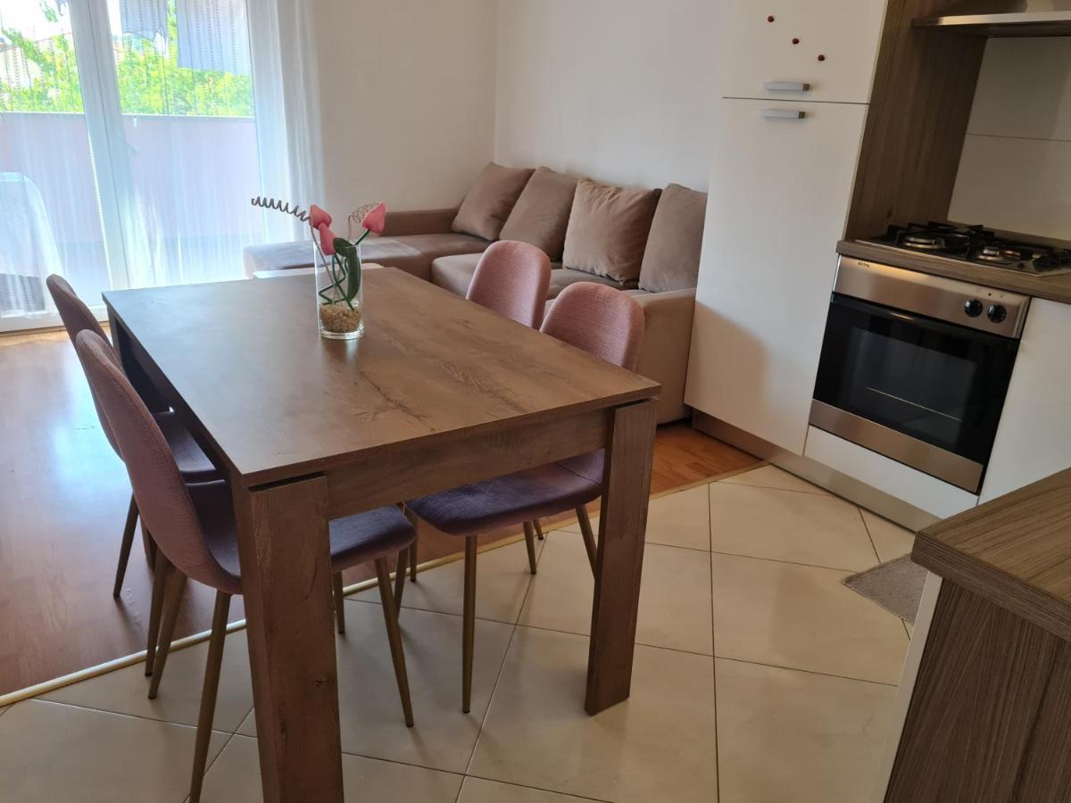 Apartment Nora Near The Beach Pula Extérieur photo