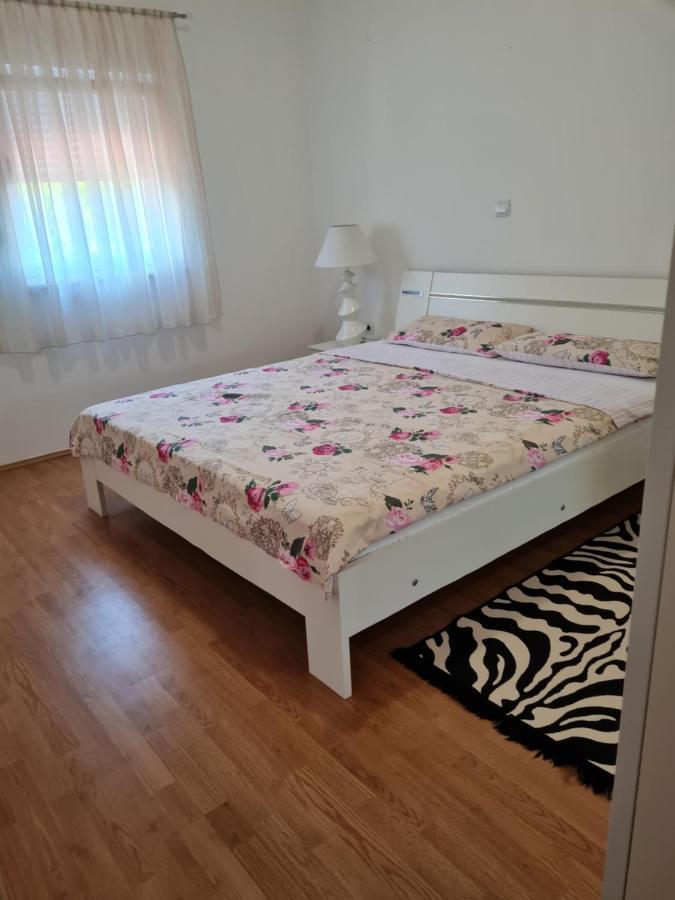 Apartment Nora Near The Beach Pula Extérieur photo